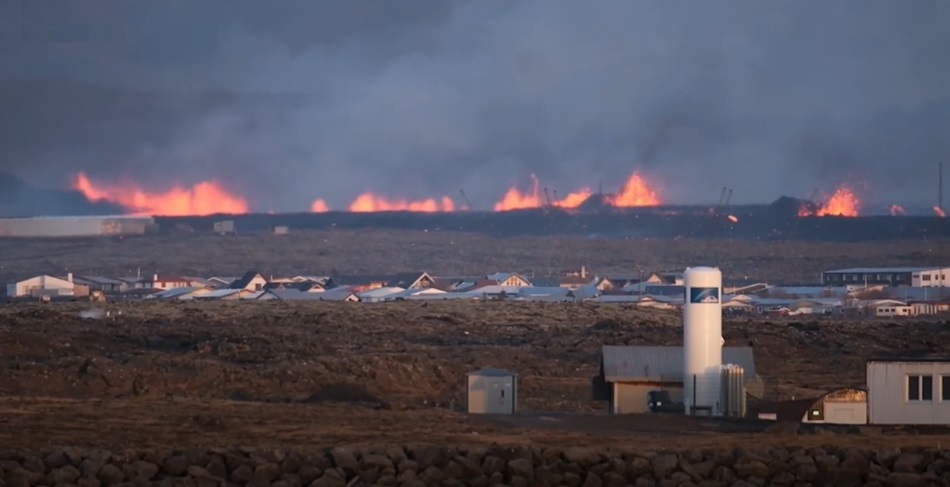 Erupción de un volcán en Islandia la lava destruye casas y el país